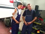Haarige Milf in der Werkstadt gefickt
